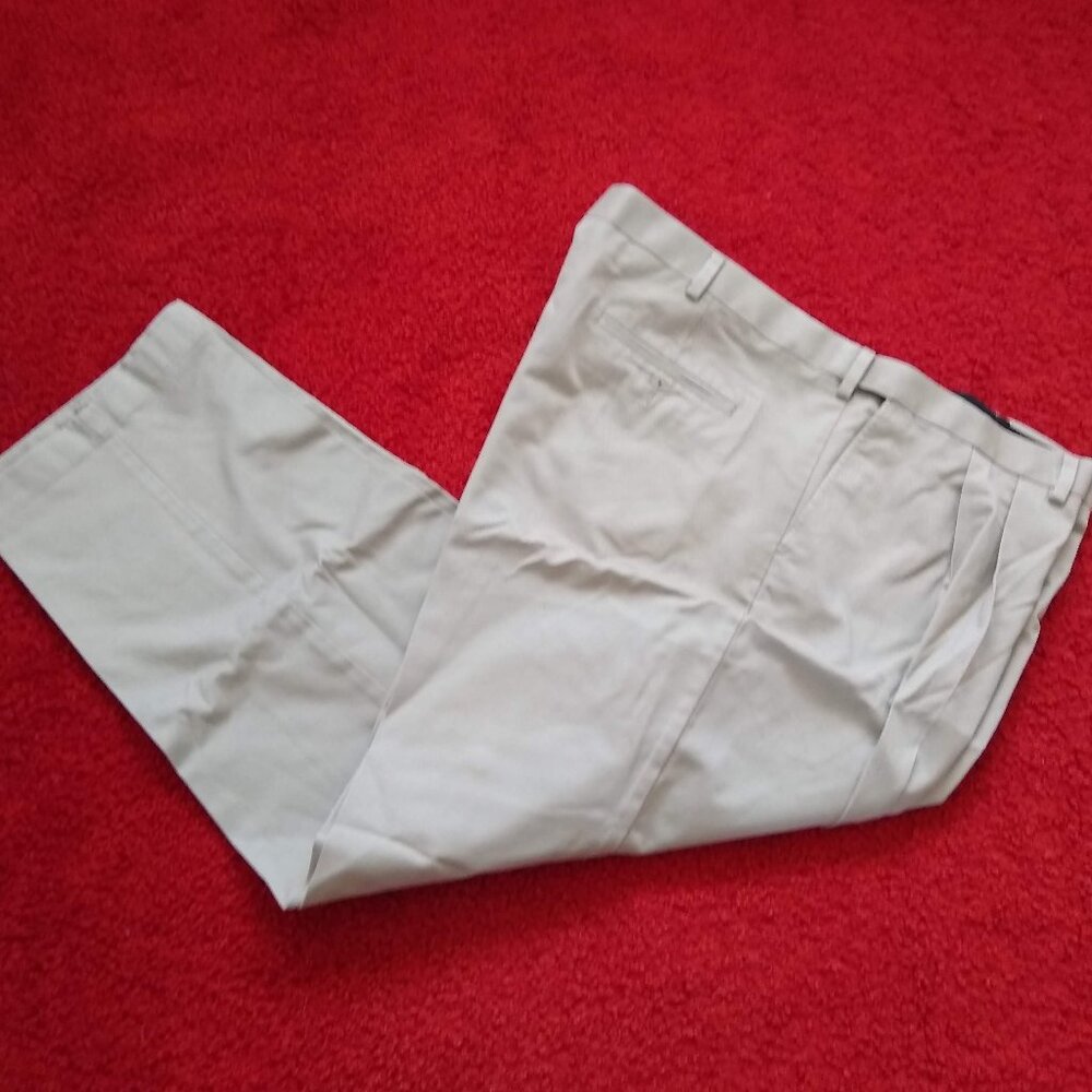 Roundtree & Yorke tan chinos pants